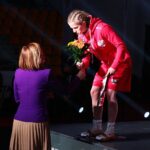 22.04.2021. Kielce. Młodzieżowe Mistrzostwa Świata Kobiet i Mężczyzn w Boksie. Dekoracja zawodniczek w wadze muszej (48 kg). Na zdjęciu (od lewej): Anna Krupka - wiceminister sportu składa gratulacje Natalii Kuczewskiej / Wiktor Taszłow / Radio Kielce