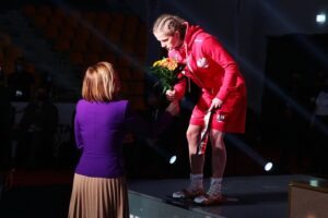 22.04.2021. Kielce. Młodzieżowe Mistrzostwa Świata Kobiet i Mężczyzn w Boksie. Dekoracja zawodniczek w wadze muszej (48 kg). Na zdjęciu (od lewej): Anna Krupka - wiceminister sportu składa gratulacje Natalii Kuczewskiej / Wiktor Taszłow / Radio Kielce