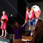 22.04.2021. Kielce. Młodzieżowe Mistrzostwa Świata Kobiet i Mężczyzn w Boksie. Dekoracja zawodniczek w wadze muszej (48 kg). Na zdjęciu (od lewej): Natalia Kuczewska i Gitika / Wiktor Taszłow / Radio Kielce