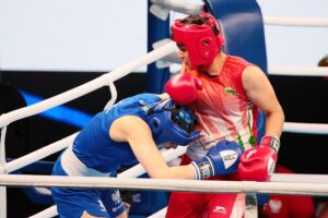 22.04.2021. Kielce. Młodzieżowe Mistrzostwa Świata Kobiet i Mężczyzn w Boksie. Finał wagi półśredniej (69 kg): Barbara Marcinkowska (Polska, niebieski strój) - Arundhati Choudhary (Indie, czerwony strój) / Wiktor Taszłow / Radio Kielce