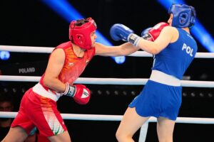 22.04.2021. Kielce. Młodzieżowe Mistrzostwa Świata Kobiet i Mężczyzn w Boksie. Finał wagi półśredniej (69 kg): Barbara Marcinkowska (Polska, niebieski strój) - Arundhati Choudhary (Indie, czerwony strój) / Wiktor Taszłow / Radio Kielce