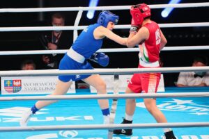 22.04.2021. Kielce. Młodzieżowe Mistrzostwa Świata Kobiet i Mężczyzn w Boksie. Finał wagi półśredniej (69 kg): Barbara Marcinkowska (Polska, niebieski strój) - Arundhati Choudhary (Indie, czerwony strój) / Wiktor Taszłow / Radio Kielce