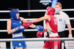 22.04.2021. Kielce. Młodzieżowe Mistrzostwa Świata Kobiet i Mężczyzn w Boksie. Finał wagi półśredniej (69 kg): Barbara Marcinkowska (Polska, niebieski strój) - Arundhati Choudhary (Indie, czerwony strój) / Wiktor Taszłow / Radio Kielce