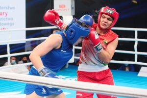 22.04.2021. Kielce. Młodzieżowe Mistrzostwa Świata Kobiet i Mężczyzn w Boksie. Finał wagi półśredniej (69 kg): Barbara Marcinkowska (Polska, niebieski strój) - Arundhati Choudhary (Indie, czerwony strój) / Wiktor Taszłow / Radio Kielce