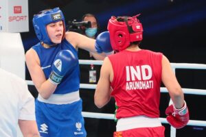 22.04.2021. Kielce. Młodzieżowe Mistrzostwa Świata Kobiet i Mężczyzn w Boksie. Finał wagi półśredniej (69 kg): Barbara Marcinkowska (Polska, niebieski strój) - Arundhati Choudhary (Indie, czerwony strój) / Wiktor Taszłow / Radio Kielce