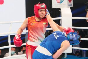 22.04.2021. Kielce. Młodzieżowe Mistrzostwa Świata Kobiet i Mężczyzn w Boksie. Finał wagi półśredniej (69 kg): Barbara Marcinkowska (Polska, niebieski strój) - Arundhati Choudhary (Indie, czerwony strój) / Wiktor Taszłow / Radio Kielce