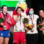 22.04.2021. Kielce. Młodzieżowe Mistrzostwa Świata Kobiet i Mężczyzn w Boksie. Dekoracja zawodniczek w kategorii półśredniej (69 kg). Na zdjęciu (z lewej): Barbara Marcinkowska / Wiktor Taszłow / Radio Kielce