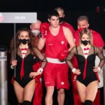 23.04.2021. Kielce. Finał kategorii ciężkiej Młodzieżowych Mistrzostw Świata Kobiet i Mężczyzn w Boksie. Na zdjęciu (w środku): Jakub Straszewski / Wiktor Taszłow / Radio Kielce