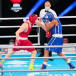 23.04.2021. Kielce. Finał kategorii ciężkiej Młodzieżowych Mistrzostw Świata Kobiet i Mężczyzn w Boksie. Na zdjęciu (od lewej): Jakub Straszewski i Jorge Luis Felimona Lobaina / Wiktor Taszłow / Radio Kielce