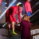 23.04.2021. Kielce. Finał kategorii ciężkiej Młodzieżowych Mistrzostw Świata Kobiet i Mężczyzn w Boksie. Na zdjęciu (od lewej): Jakub Straszeweski i Anna Krupka - wiceminister kultury, dziedzictwa narodowego i sportu / Wiktor Taszłow / Radio Kielce