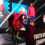 23.04.2021. Kielce. Finał kategorii ciężkiej Młodzieżowych Mistrzostw Świata Kobiet i Mężczyzn w Boksie. Na zdjęciu (od lewej): Jakub Straszeweski i Anna Krupka - wiceminister kultury, dziedzictwa narodowego i sportu / Wiktor Taszłow / Radio Kielce