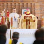 24.04.2021. Parafia św. Józefa Robotnika w Kielcach. Msza za dar błogosławionego ks. Michaela J. McGivneya. Na zdjęciu (w środku):  biskup Jan Piotrowski / Wiktor Taszłow / Radio Kielce