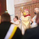 24.04.2021. Parafia św. Józefa Robotnika w Kielcach. Msza za dar błogosławionego ks. Michaela J. McGivneya. Na zdjęciu (w środku):  biskup Jan Piotrowski / Wiktor Taszłow / Radio Kielce