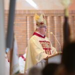 24.04.2021. Parafia św. Józefa Robotnika w Kielcach. Msza za dar błogosławionego ks. Michaela J. McGivneya. Na zdjęciu (w środku):  biskup Jan Piotrowski / Wiktor Taszłow / Radio Kielce