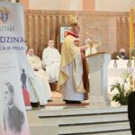 24.04.2021. Parafia św. Józefa Robotnika w Kielcach. Msza za dar błogosławionego ks. Michaela J. McGivneya. Na zdjęciu (w środku):  biskup Jan Piotrowski / Wiktor Taszłow / Radio Kielce