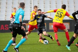 24.04.2021. Kielce. 26. kolejka Fortuna 1. Ligi Korona Kielce - ŁKS Łódź. Na zdjęciu (z prawej): Marcel Gąsior / Wiktor Taszłow / Radio Kielce