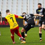 24.04.2021. Kielce. 26. kolejka Fortuna 1. Ligi Korona Kielce - ŁKS Łódź. Na zdjęciu (drugi z lewej): Jakub Łukowski / Wiktor Taszłow / Radio Kielce