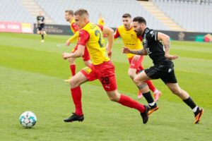 24.04.2021. Kielce. 26. kolejka Fortuna 1. Ligi Korona Kielce - ŁKS Łódź. Na zdjęciu (z lewej): Dawid Lisowski / Wiktor Taszłow / Radio Kielce