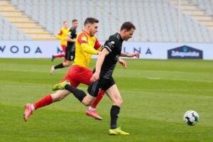 24.04.2021. Kielce. 26. kolejka Fortuna 1. Ligi Korona Kielce - ŁKS Łódź. Na zdjęciu (z lewej): Jakub Łukowski / Wiktor Taszłow / Radio Kielce