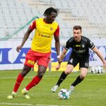 24.04.2021. Kielce. 26. kolejka Fortuna 1. Ligi Korona Kielce - ŁKS Łódź. Na zdjęciu (z lewej): Emile Thiakane / Wiktor Taszłow / Radio Kielce