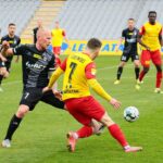 24.04.2021. Kielce. 26. kolejka Fortuna 1. Ligi Korona Kielce - ŁKS Łódź. Na zdjęciu (z prawej): Jakub Łukowski / Wiktor Taszłow / Radio Kielce