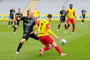 24.04.2021. Kielce. 26. kolejka Fortuna 1. Ligi Korona Kielce - ŁKS Łódź. Na zdjęciu (z prawej): Jakub Łukowski / Wiktor Taszłow / Radio Kielce