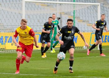 24.04.2021. Kielce. 26. kolejka Fortuna 1. Ligi Korona Kielce - ŁKS Łódź. Na zdjęciu (z lewej): Jacek Podgórski / Wiktor Taszłow / Radio Kielce