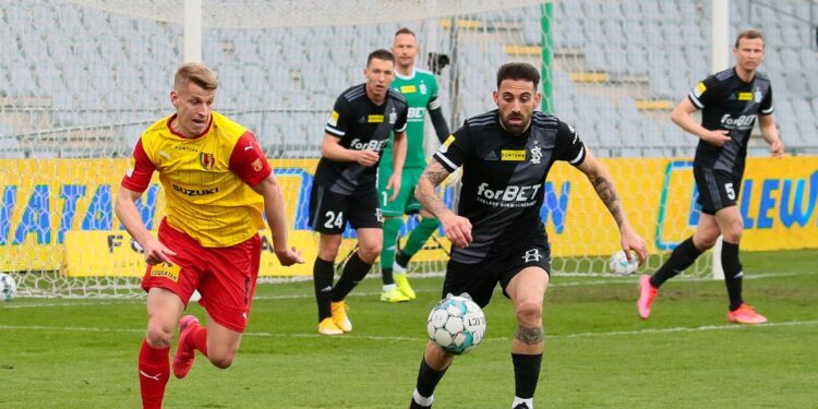 24.04.2021. Kielce. 26. kolejka Fortuna 1. Ligi Korona Kielce - ŁKS Łódź. Na zdjęciu (z lewej): Jacek Podgórski / Wiktor Taszłow / Radio Kielce