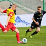 24.04.2021. Kielce. 26. kolejka Fortuna 1. Ligi Korona Kielce - ŁKS Łódź. Na zdjęciu (z lewej): Jacek Podgórski / Wiktor Taszłow / Radio Kielce