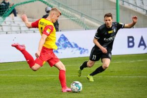 24.04.2021. Kielce. 26. kolejka Fortuna 1. Ligi Korona Kielce - ŁKS Łódź. Na zdjęciu (z lewej): Jacek Podgórski / Wiktor Taszłow / Radio Kielce