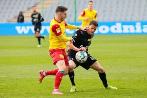 24.04.2021. Kielce. 26. kolejka Fortuna 1. Ligi Korona Kielce - ŁKS Łódź. Na zdjęciu (z lewej): Jakub Łukowski / Wiktor Taszłow / Radio Kielce