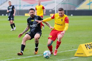 24.04.2021. Kielce. 26. kolejka Fortuna 1. Ligi Korona Kielce - ŁKS Łódź. Na zdjęciu (z prawej): Jakub Łukowski / Wiktor Taszłow / Radio Kielce