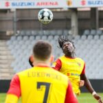 24.04.2021. Kielce. 26. kolejka Fortuna 1. Ligi Korona Kielce - ŁKS Łódź.  Na zdjęciu (z prawej): Emile Thiakane / Wiktor Taszłow / Radio Kielce