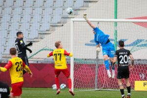 24.04.2021. Kielce. 26. kolejka Fortuna 1. Ligi Korona Kielce - ŁKS Łódź. Na zdjęciu: interwencja Marcelego Zapytowskiego / Wiktor Taszłow / Radio Kielce