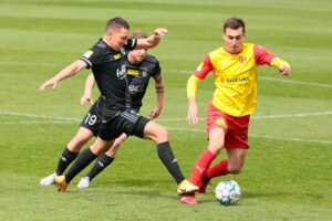 24.04.2021. Kielce. 26. kolejka Fortuna 1. Ligi Korona Kielce - ŁKS Łódź. Na zdjęciu (z prawej): Marcel Gąsior / Wiktor Taszłow / Radio Kielce