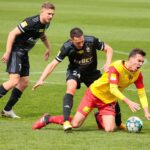 24.04.2021. Kielce. 26. kolejka Fortuna 1. Ligi Korona Kielce - ŁKS Łódź. Na zdjęciu (z prawej): Marcel Gąsior / Wiktor Taszłow / Radio Kielce