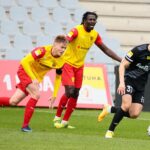 24.04.2021. Kielce. 26. kolejka Fortuna 1. Ligi Korona Kielce - ŁKS Łódź. Na zdjęciu (od lewej): Grzegorz Szymusik. Emile Thiakane / Wiktor Taszłow / Radio Kielce