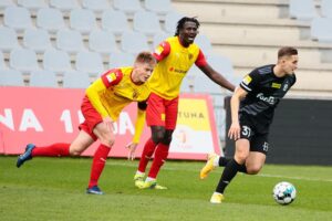 24.04.2021. Kielce. 26. kolejka Fortuna 1. Ligi Korona Kielce - ŁKS Łódź. Na zdjęciu (od lewej): Grzegorz Szymusik. Emile Thiakane / Wiktor Taszłow / Radio Kielce