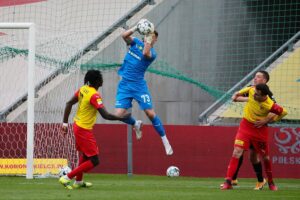 24.04.2021. Kielce. 26. kolejka Fortuna 1. Ligi Korona Kielce - ŁKS Łódź. Na zdjęciu (od lewej): Emilie Thiakane, Marceli Zapytowski, Marcel Gąsior / Wiktor Taszłow / Radio Kielce