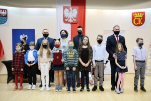 27.04.2021. Kielce. Rozstrzygnięcie konkursu plastycznego dla uczniów szkół podstawowych „112 - zawsze w gotowości” / Wiktor Taszlow / Radio Kielce