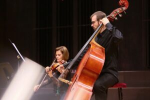 25.04.2021. Kielce. Koncert "Przed wielkim Konkursem Chopinowskim z orkiestrą kameralną Filharmonii Narodowej" / Wiktor Taszłow / Radio Kielce