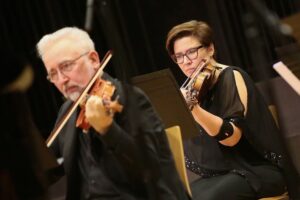 25.04.2021. Kielce. Koncert "Przed wielkim Konkursem Chopinowskim z orkiestrą kameralną Filharmonii Narodowej" / Wiktor Taszłow / Radio Kielce