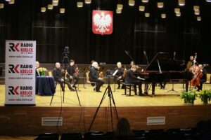 25.04.2021. Kielce. Koncert "Przed wielkim Konkursem Chopinowskim z orkiestrą kameralną Filharmonii Narodowej" / Wiktor Taszłow / Radio Kielce