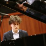 25.04.2021. Kielce. Koncert "Przed wielkim Konkursem Chopinowskim z orkiestrą kameralną Filharmonii Narodowej". Na zdjęciu: Mikołaj Plak / Wiktor Taszłow / Radio Kielce