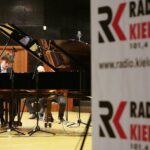 25.04.2021. Kielce. Koncert "Przed wielkim Konkursem Chopinowskim z orkiestrą kameralną Filharmonii Narodowej". Na zdjęciu: Mikołaj Plak / Wiktor Taszłow / Radio Kielce