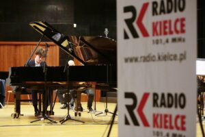 25.04.2021. Kielce. Koncert "Przed wielkim Konkursem Chopinowskim z orkiestrą kameralną Filharmonii Narodowej". Na zdjęciu: Mikołaj Plak / Wiktor Taszłow / Radio Kielce