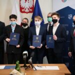 26.04.2021. Kielce. Uroczyste wręczenie umów stypendialnych w Urzędzie Marszałkowskim. Na zdjęciu (od lewej): Tomasz Jamka - członek Zarządu Województwa Świętokrzyskiego, Cyprian Drej, siostra Natalia Białek - dyrektor LO im. św. Jadwigi Królowej w Kielcach, Karol Sobczyński, Piotr Łodej - dyrektor ZS nr3 w Ostrowcu Świętokrzyskim, Paweł Starachowski, Andrzej Bętkowski - marszałek województwa świętokrzyskiego / Wiktor Taszłow / Radio Kielce