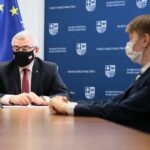 26.04.2021. Kielce. Uroczyste wręczenie umów stypendialnych w Urzędzie Marszałkowskim. Na zdjęciu (od lewej): Andrzej Bętkowski - marszałek województwa świętokrzyskiego, Karol Sobczyński / Wiktor Taszłow / Radio Kielce