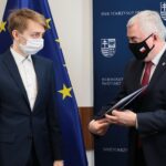 26.04.2021. Kielce. Uroczyste wręczenie umów stypendialnych w Urzędzie Marszałkowskim. Na zdjęciu (od lewej): Karol Sobczyński, Andrzej Bętkowski - marszałek województwa świętokrzyskiego / Wiktor Taszłow / Radio Kielce