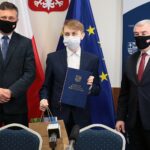 26.04.2021. Kielce. Uroczyste wręczenie umów stypendialnych w Urzędzie Marszałkowskim. Na zdjęciu (od lewej): Tomasz Jamka - członek Zarządu Województwa Świętokrzyskiego, Karol Sobczyński, Andrzej Bętkowski - marszałek województwa świętokrzyskiego / Wiktor Taszłow / Radio Kielce